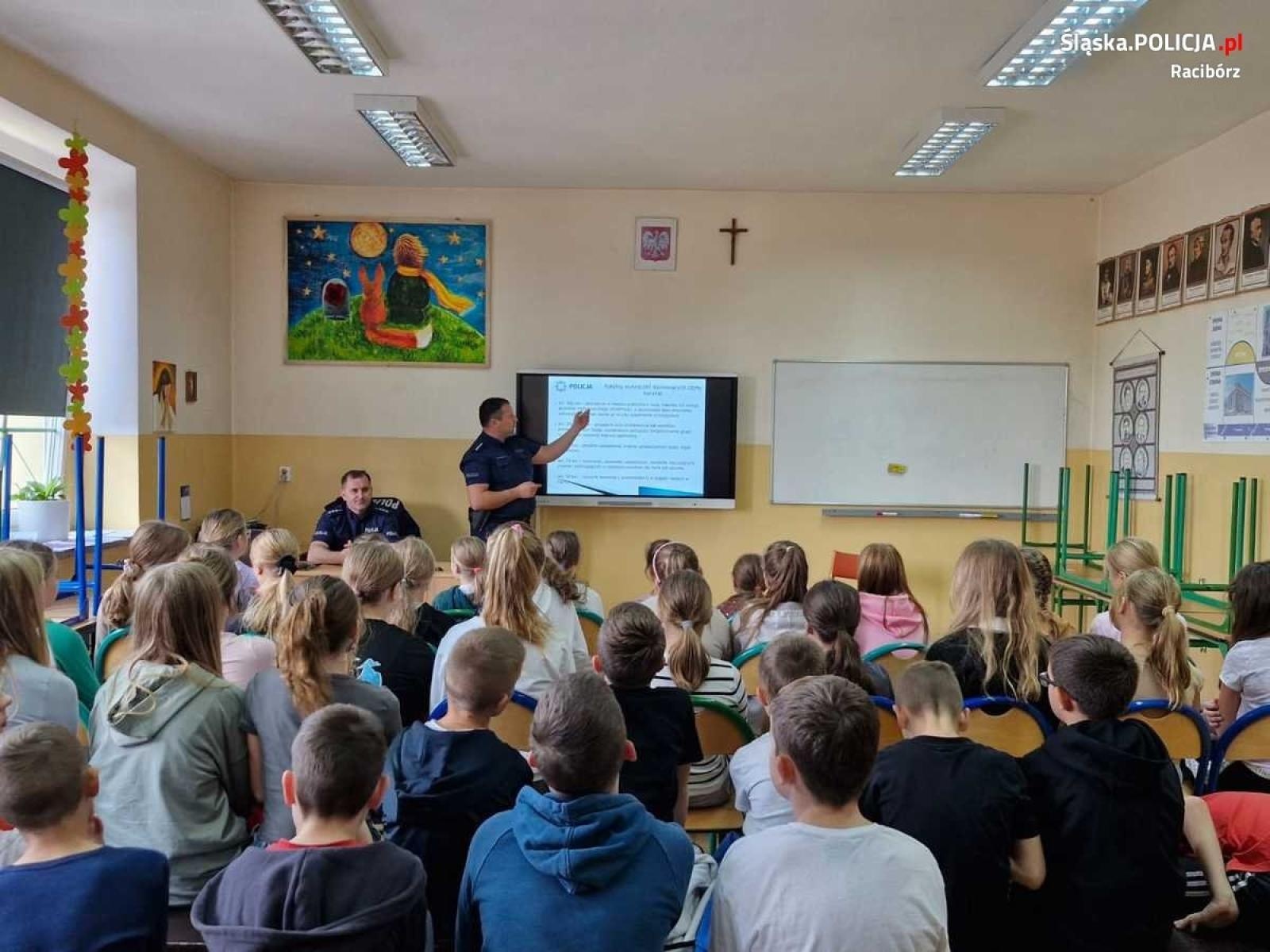 Zdjęcie w galerii na portalu naszraciborz.pl: Uczniowie szkoły w Grzegorzowicach spotkali się z dzielnicowymi wiadomości z regionu