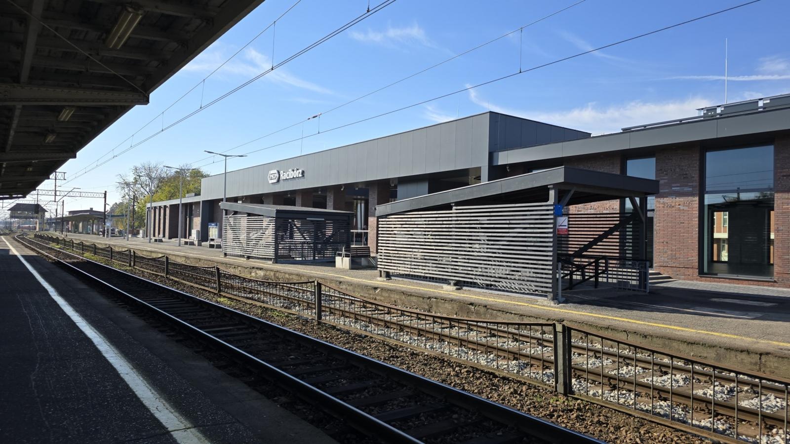 Zdjęcie w galerii na portalu naszraciborz.pl: PKP S.A. udostępniła dworzec podróżnym wiadomości z regionu