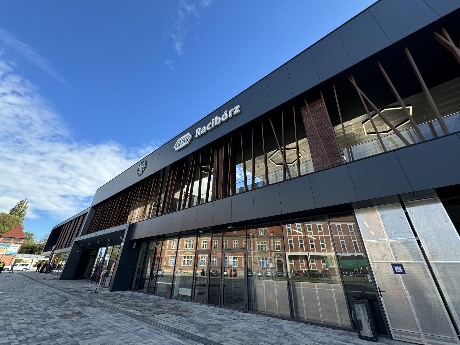 Zdjęcie w galerii na portalu naszraciborz.pl: PKP S.A. udostępniła dworzec podróżnym wiadomości z regionu