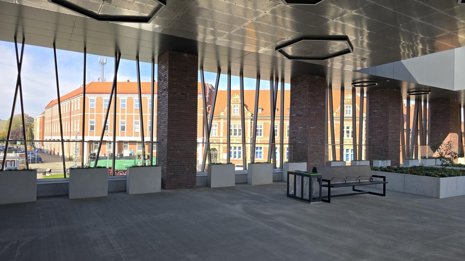 Zdjęcie w galerii na portalu naszraciborz.pl: PKP S.A. udostępniła dworzec podróżnym wiadomości z regionu