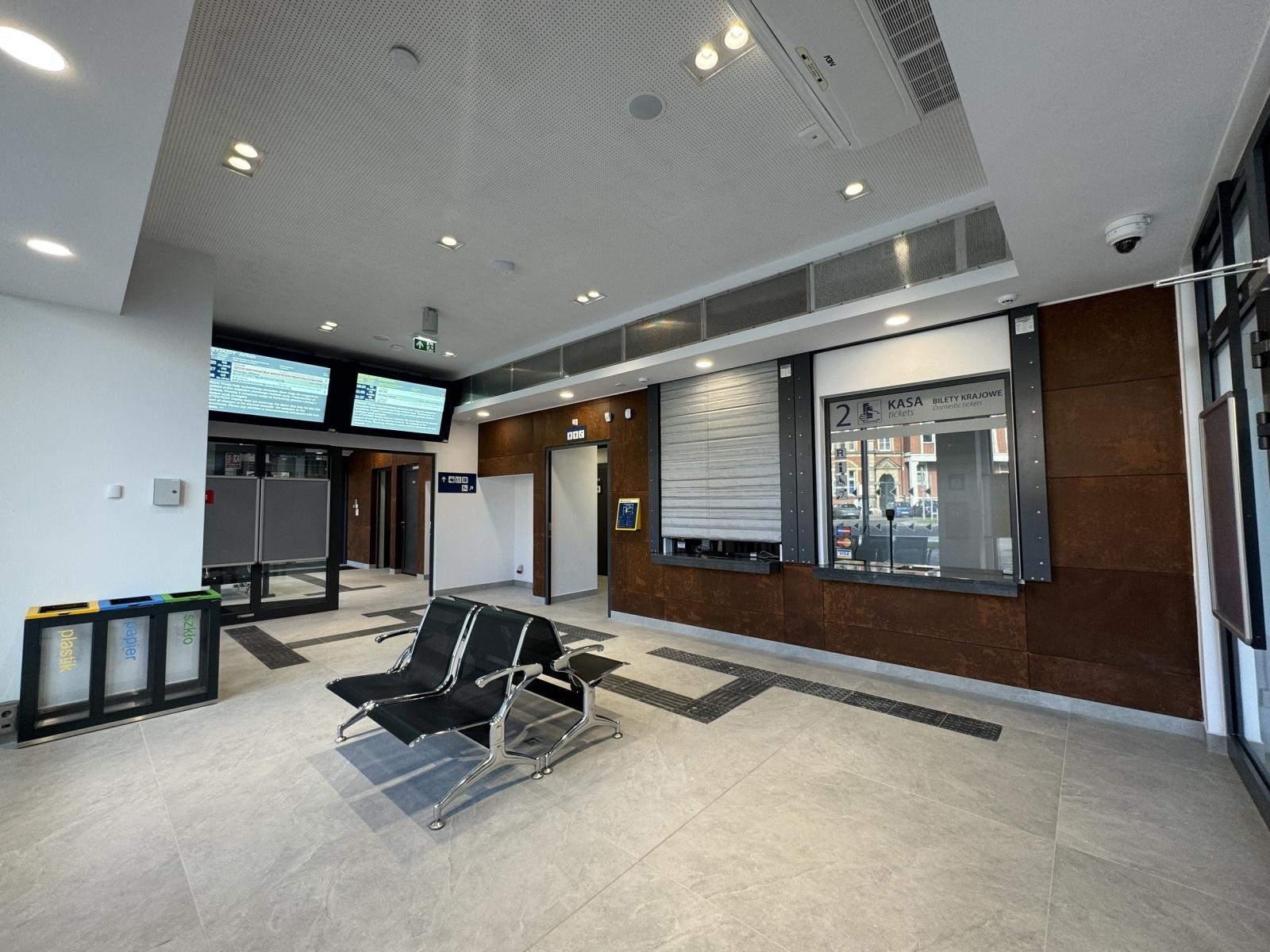 Zdjęcie w galerii na portalu naszraciborz.pl: PKP S.A. udostępniła dworzec podróżnym wiadomości z regionu