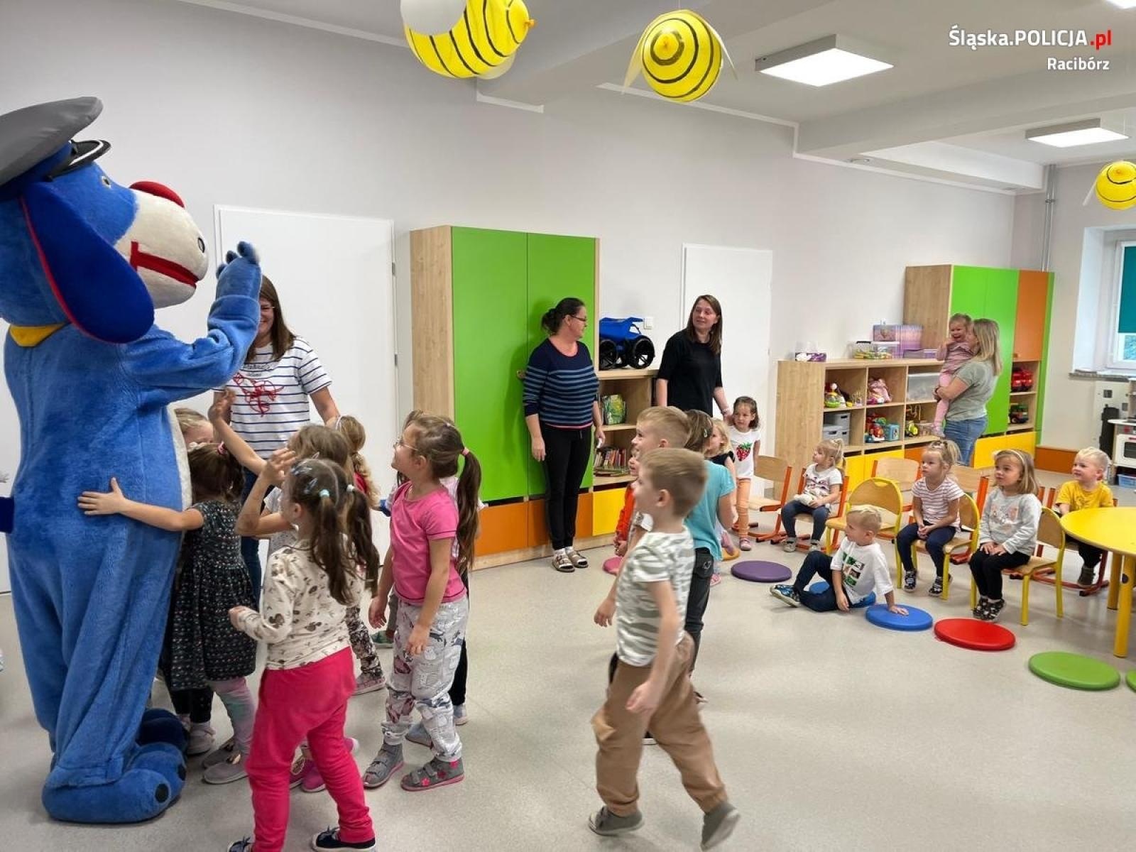Zdjęcie w galerii na portalu naszraciborz.pl: Policjant i Sznupek gośćmi przedszkolaków w Grzegorzowicach i Brzeźnicy wiadomości z regionu
