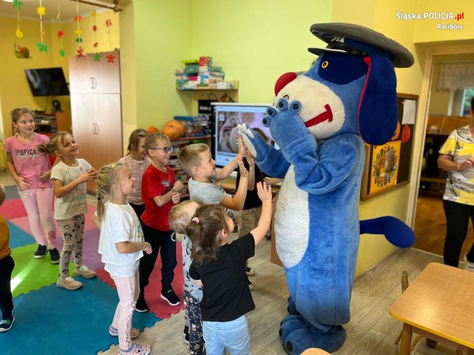 Zdjęcie w galerii na portalu naszraciborz.pl: Policjant i Sznupek gośćmi przedszkolaków w Grzegorzowicach i Brzeźnicy wiadomości z regionu