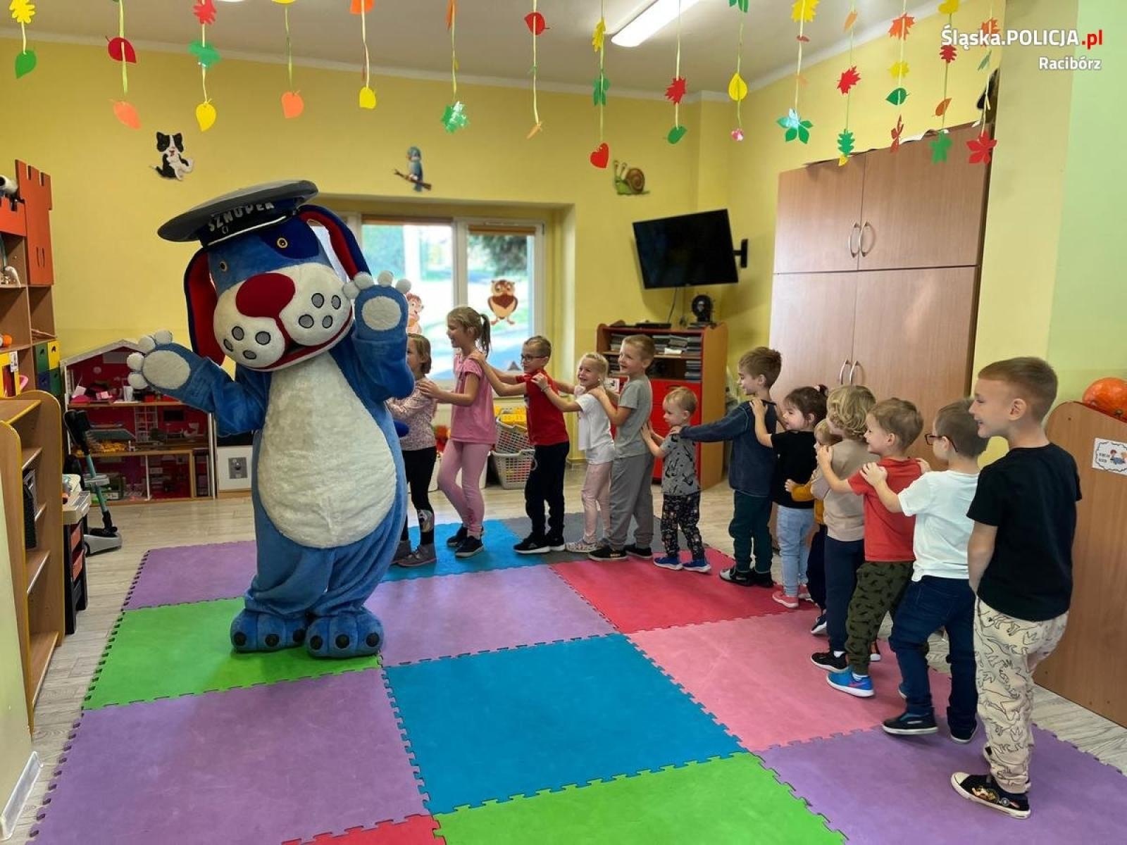 Zdjęcie w galerii na portalu naszraciborz.pl: Policjant i Sznupek gośćmi przedszkolaków w Grzegorzowicach i Brzeźnicy wiadomości z regionu