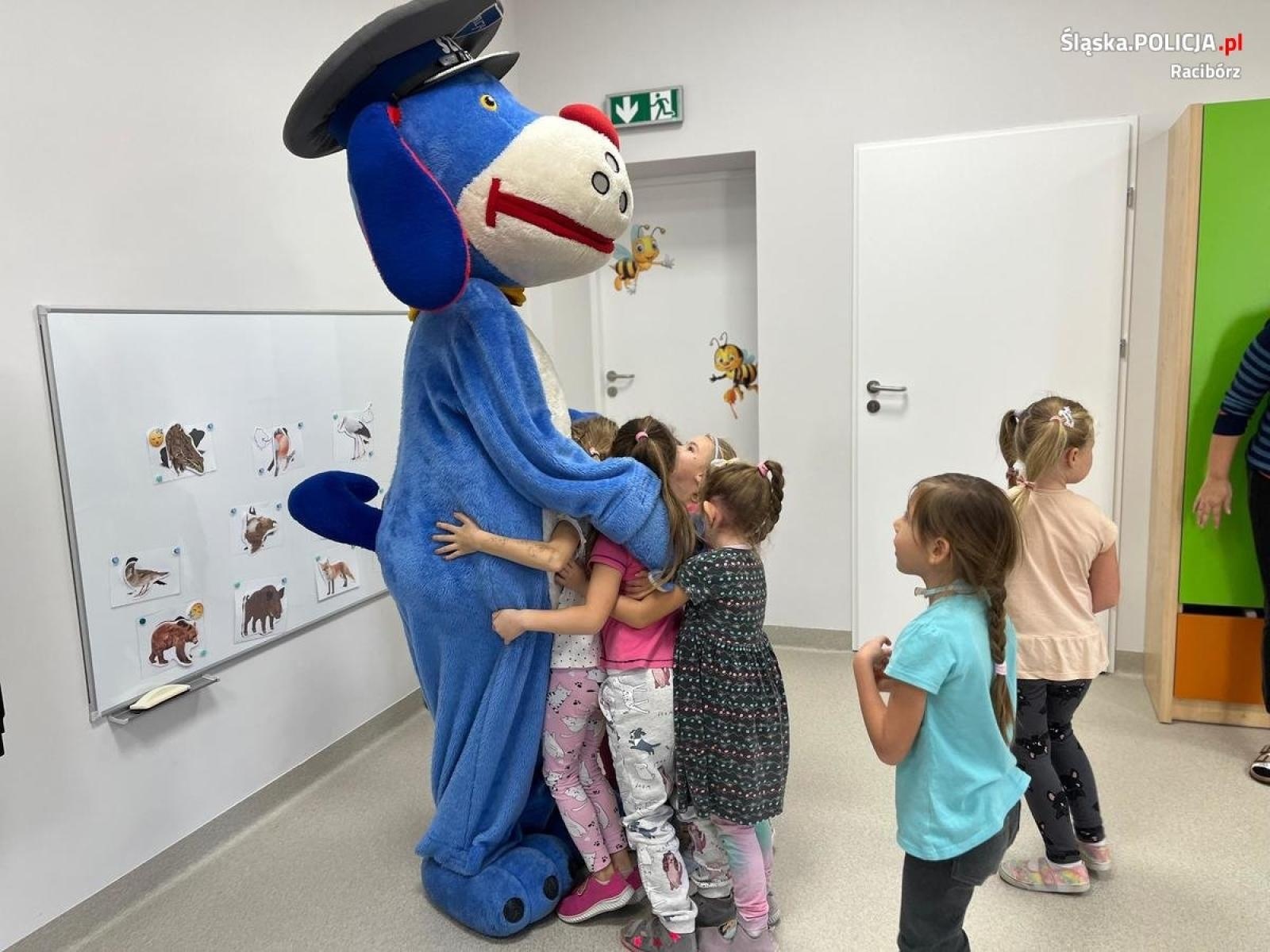 Zdjęcie w galerii na portalu naszraciborz.pl: Policjant i Sznupek gośćmi przedszkolaków w Grzegorzowicach i Brzeźnicy wiadomości z regionu