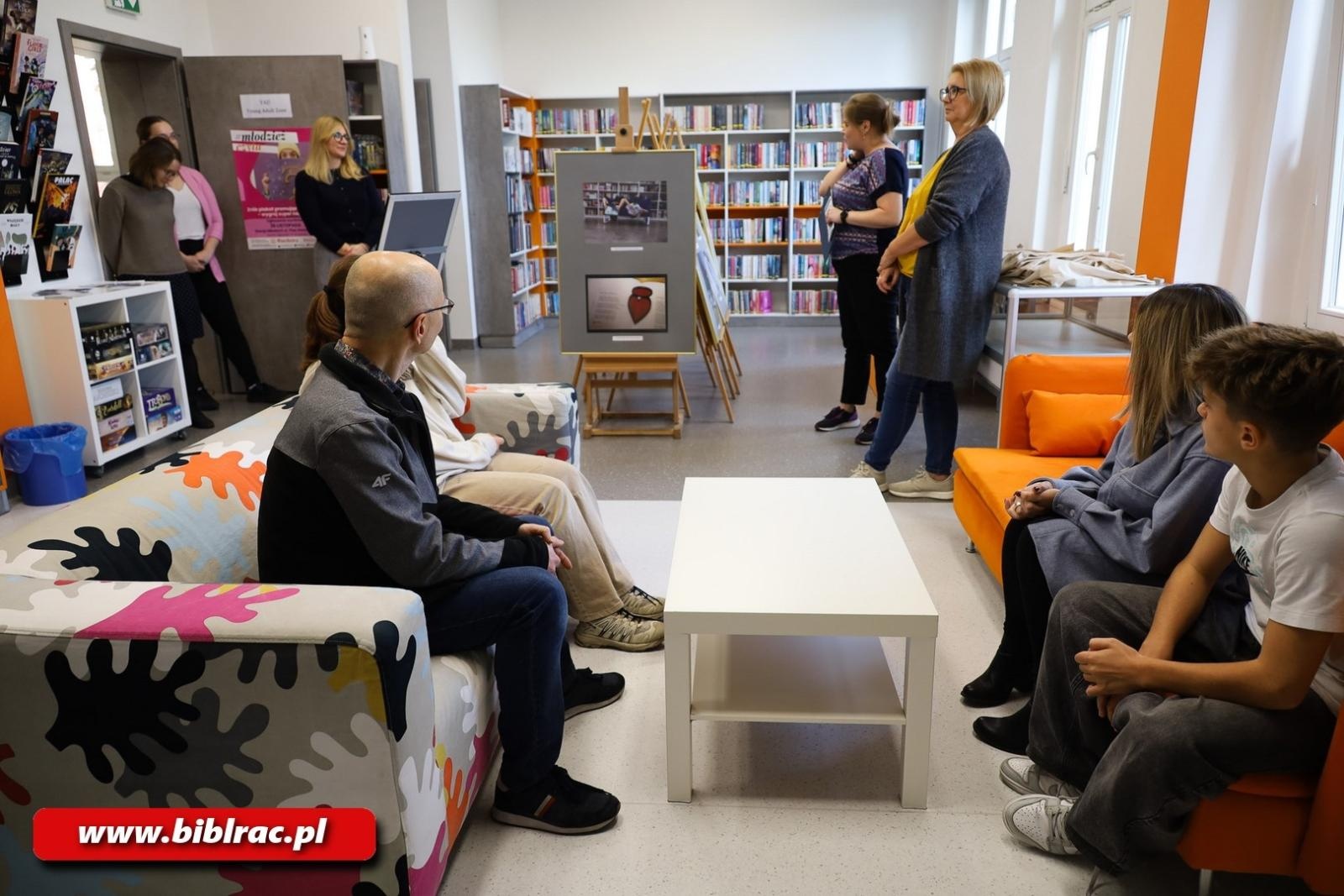 Zdjęcie w galerii na portalu naszraciborz.pl: Gdzie się czyta w Raciborzu. Wyniki konkursu wiadomości z regionu