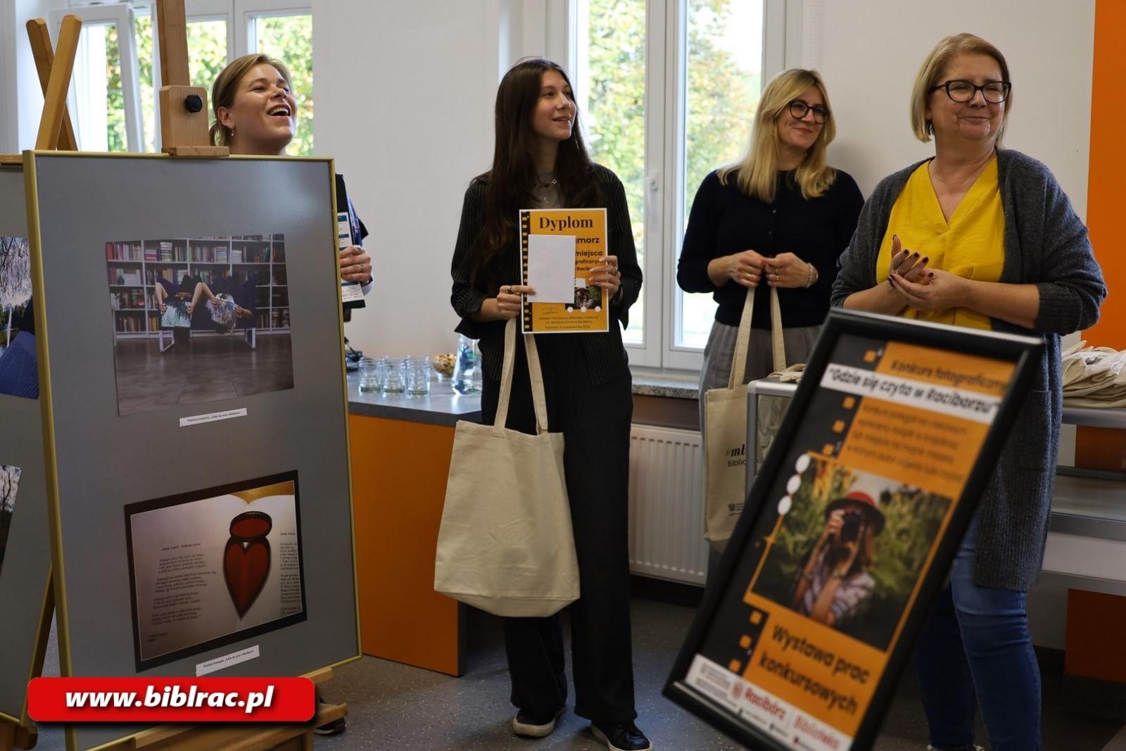 Zdjęcie w galerii na portalu naszraciborz.pl: Gdzie się czyta w Raciborzu. Wyniki konkursu wiadomości z regionu