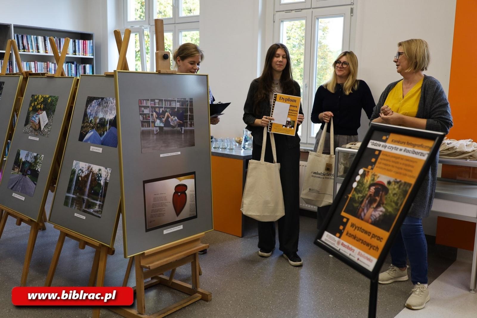 Zdjęcie w galerii na portalu naszraciborz.pl: Gdzie się czyta w Raciborzu. Wyniki konkursu wiadomości z regionu