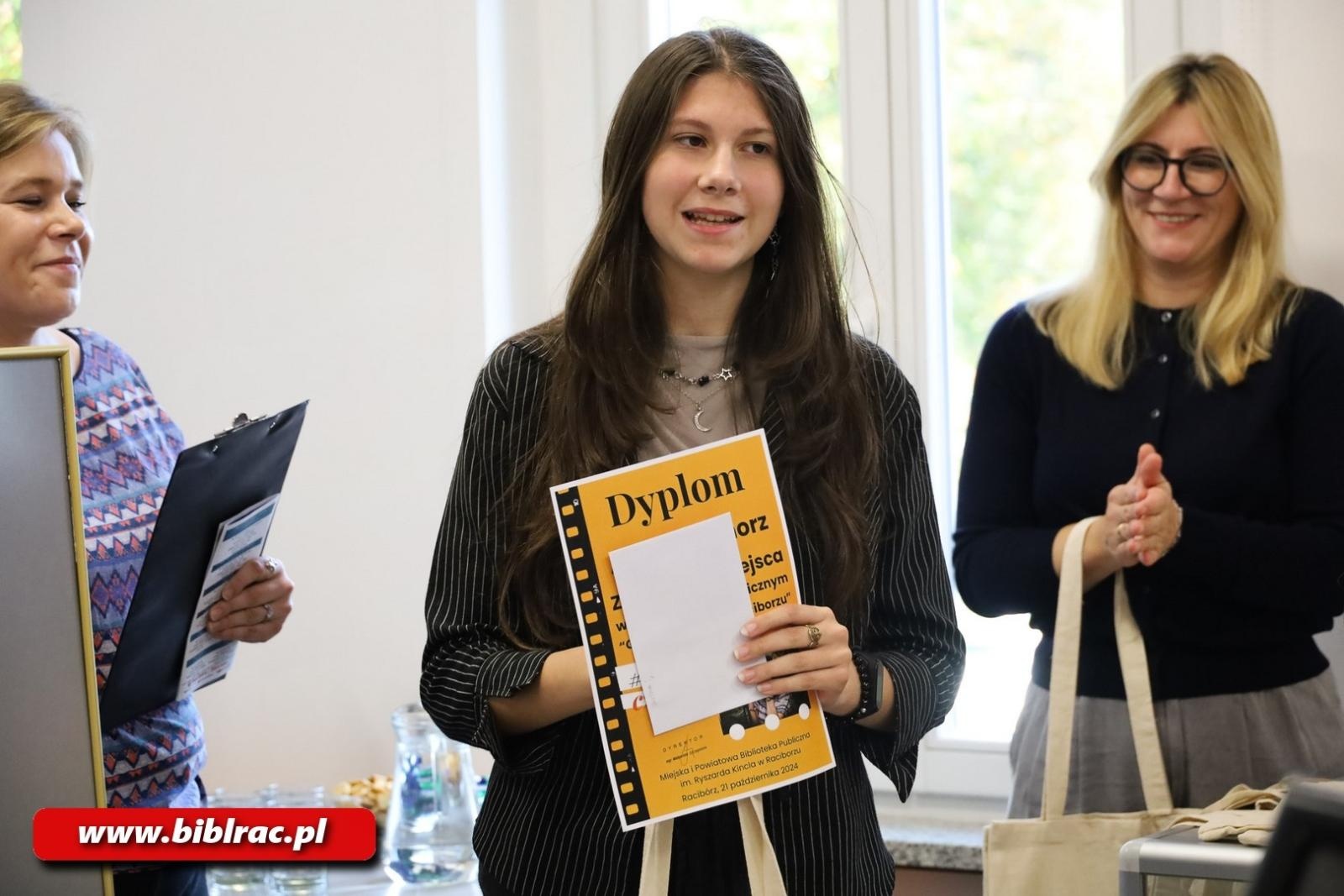 Zdjęcie w galerii na portalu naszraciborz.pl: Gdzie się czyta w Raciborzu. Wyniki konkursu wiadomości z regionu