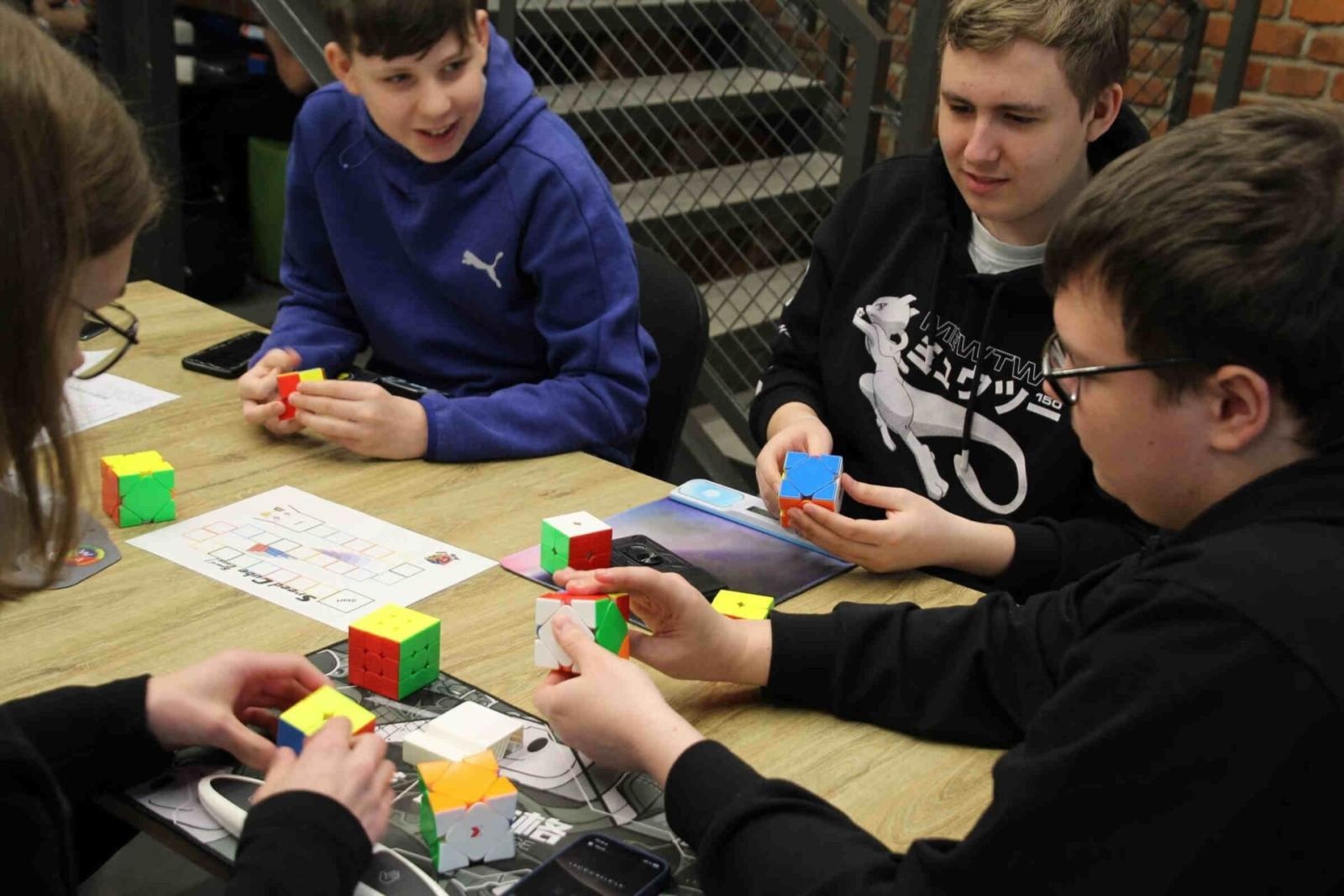 Zdjęcie w galerii na portalu naszraciborz.pl: Ignacy ponownie ugości mistrzów speedcubingu wiadomości z regionu