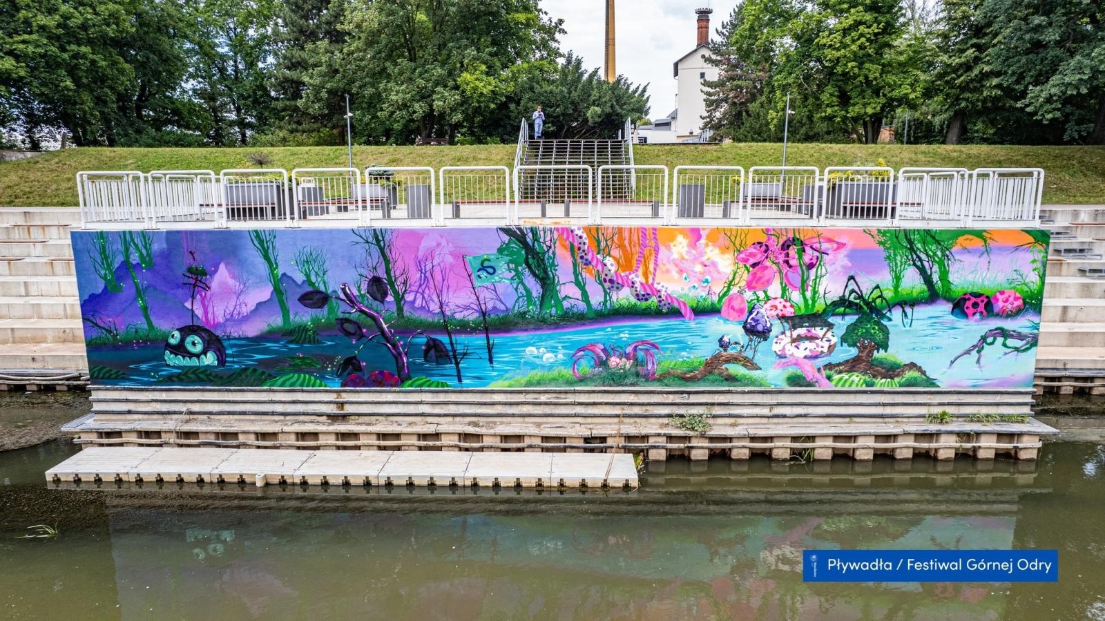 Zdjęcie w galerii na portalu naszraciborz.pl: Mural wdzięczności we Wrocławiu: raciborzanin oddaje hołd bohaterom powodzi wiadomości z regionu