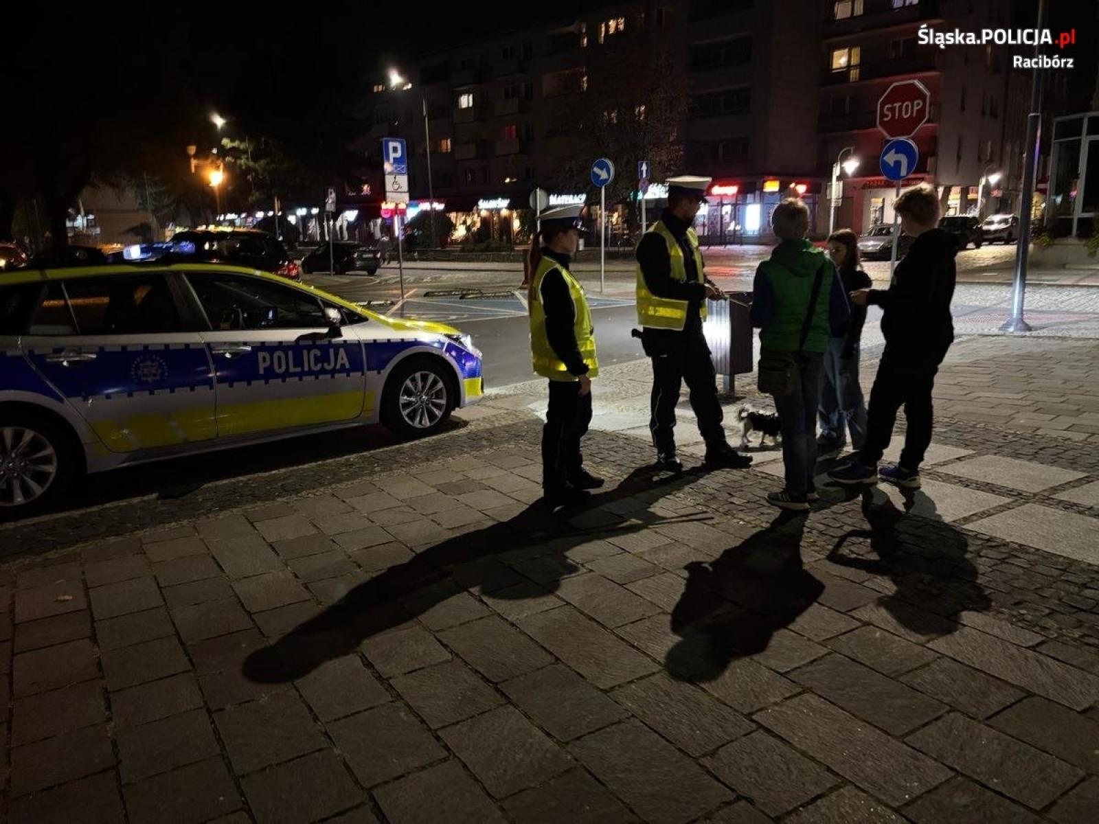 Zdjęcie w galerii na portalu naszraciborz.pl: Policjanci rozdawali odblaski na ulicach Raciborza wiadomości z regionu