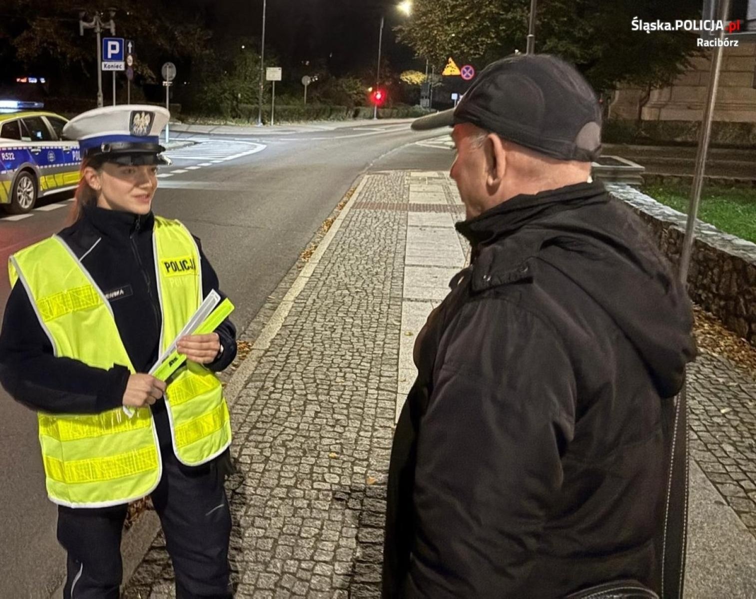 Zdjęcie w galerii na portalu naszraciborz.pl: Policjanci rozdawali odblaski na ulicach Raciborza wiadomości z regionu