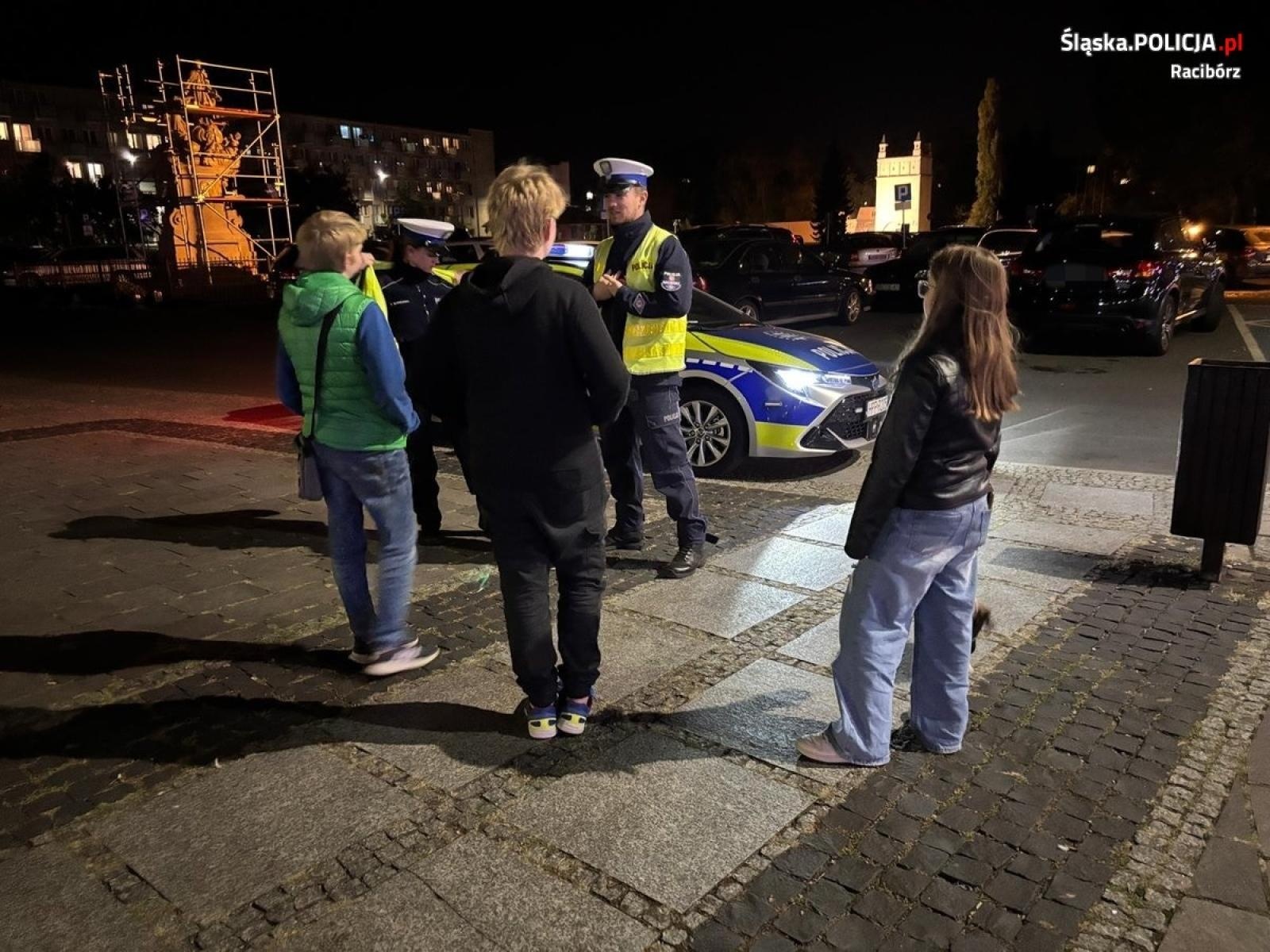 Zdjęcie w galerii na portalu naszraciborz.pl: Policjanci rozdawali odblaski na ulicach Raciborza wiadomości z regionu