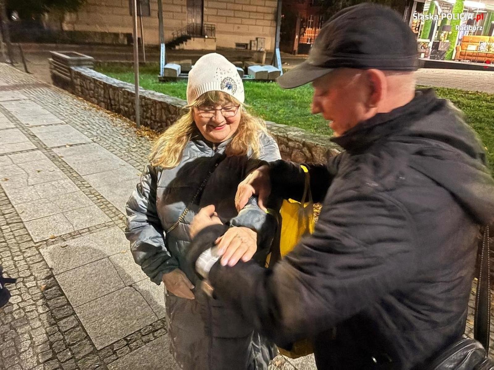 Zdjęcie w galerii na portalu naszraciborz.pl: Policjanci rozdawali odblaski na ulicach Raciborza wiadomości z regionu