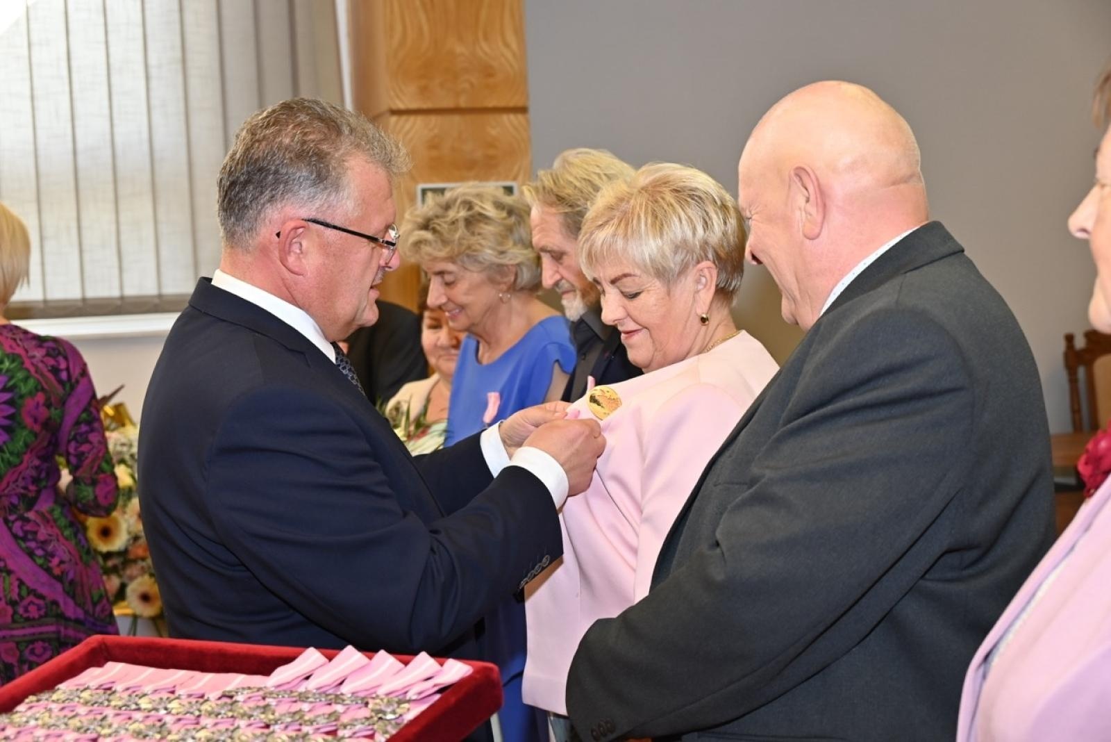 Zdjęcie w galerii na portalu naszraciborz.pl: Blisko trzydzieści par świętowało złote gody w Krzyżanowicach wiadomości z regionu