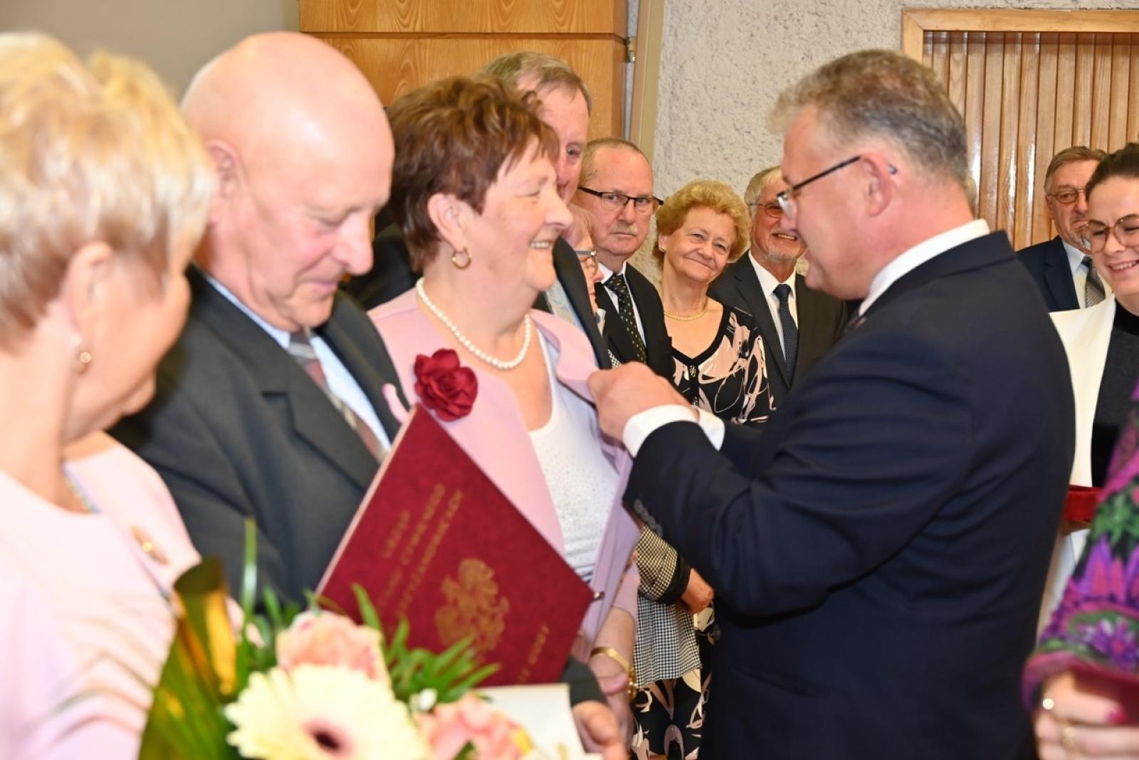 Zdjęcie w galerii na portalu naszraciborz.pl: Blisko trzydzieści par świętowało złote gody w Krzyżanowicach wiadomości z regionu