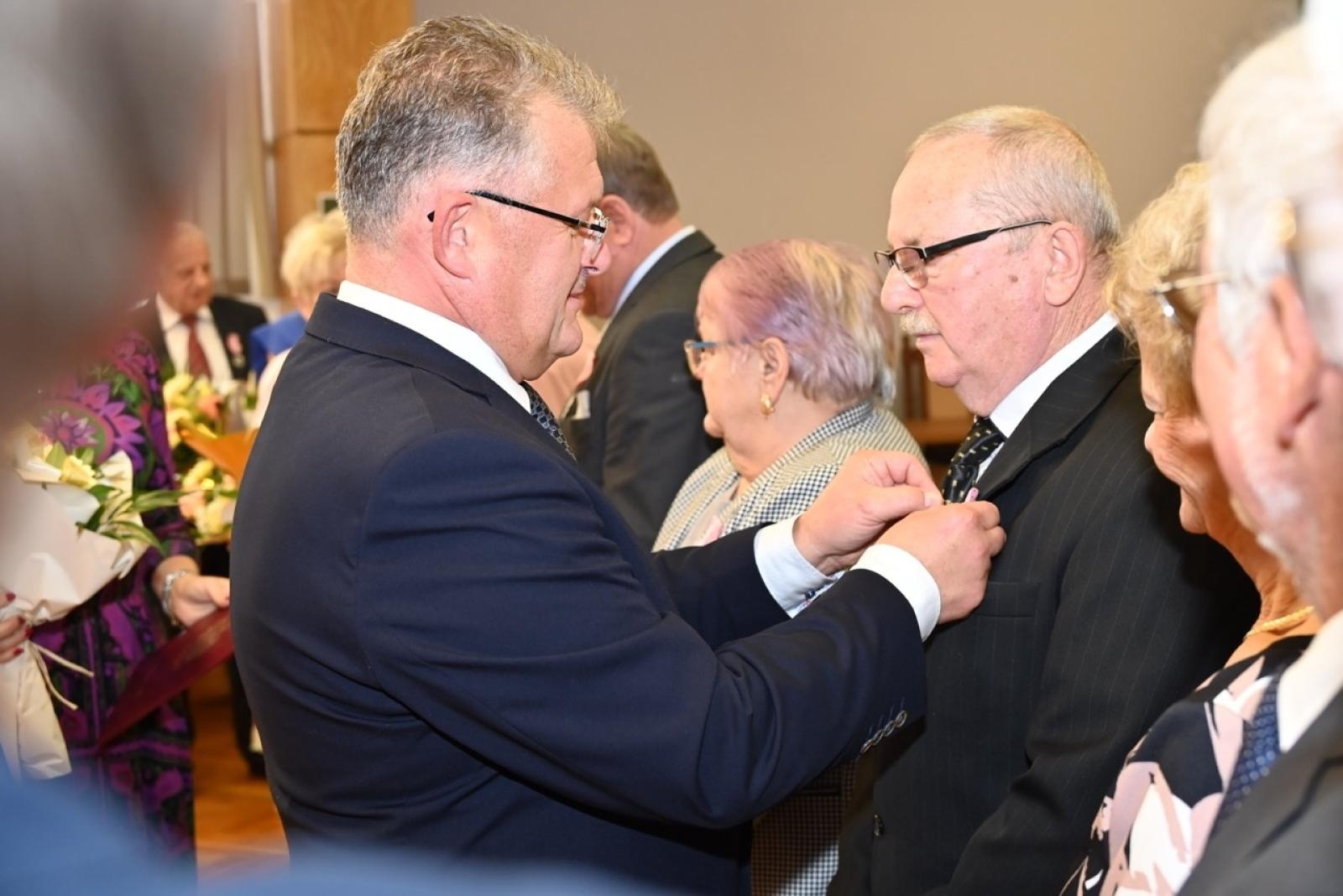 Zdjęcie w galerii na portalu naszraciborz.pl: Blisko trzydzieści par świętowało złote gody w Krzyżanowicach wiadomości z regionu