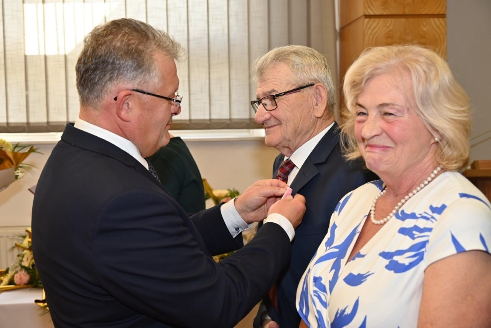 Zdjęcie w galerii na portalu naszraciborz.pl: Blisko trzydzieści par świętowało złote gody w Krzyżanowicach wiadomości z regionu