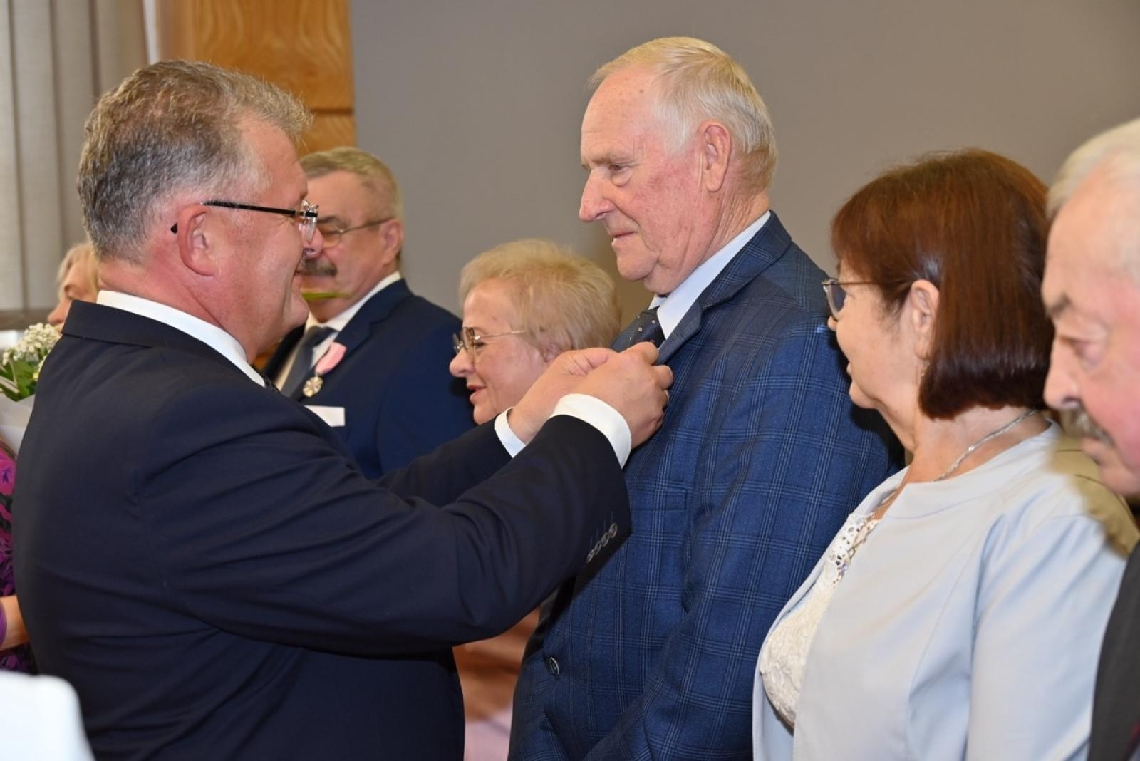 Zdjęcie w galerii na portalu naszraciborz.pl: Blisko trzydzieści par świętowało złote gody w Krzyżanowicach wiadomości z regionu