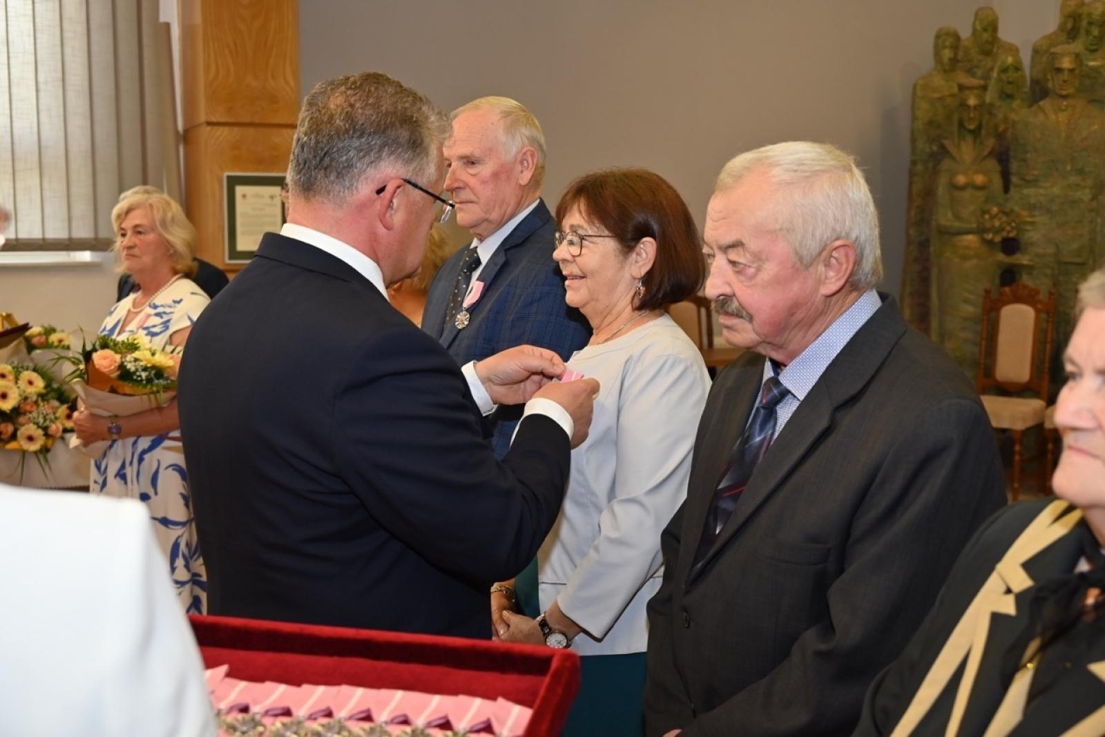 Zdjęcie w galerii na portalu naszraciborz.pl: Blisko trzydzieści par świętowało złote gody w Krzyżanowicach wiadomości z regionu