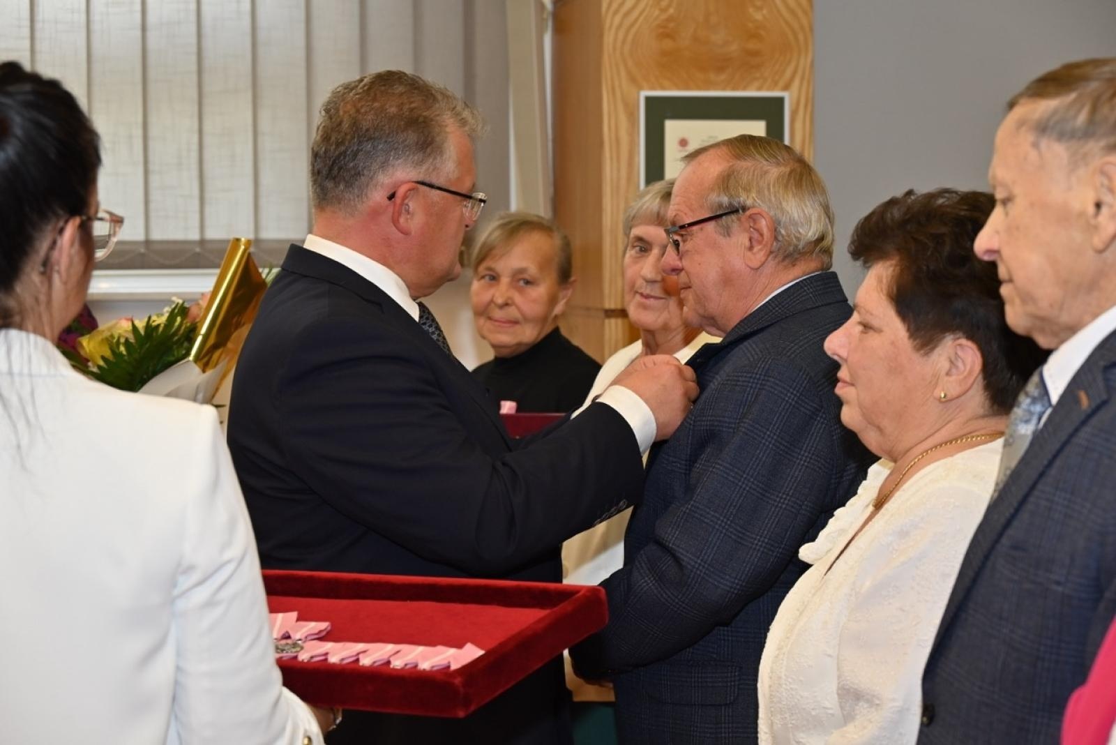 Zdjęcie w galerii na portalu naszraciborz.pl: Blisko trzydzieści par świętowało złote gody w Krzyżanowicach wiadomości z regionu