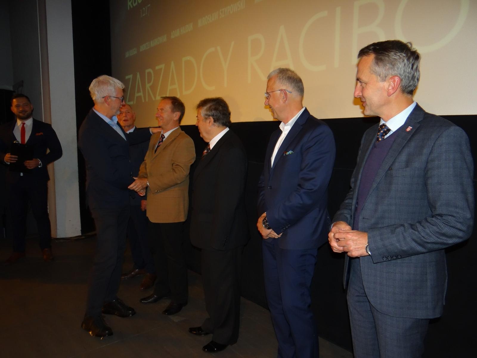 Zdjęcie w galerii na portalu naszraciborz.pl: Nie da się pogodzić Trumpa z Harris. Film o włodarzach Raciborza po premierze  wiadomości z regionu