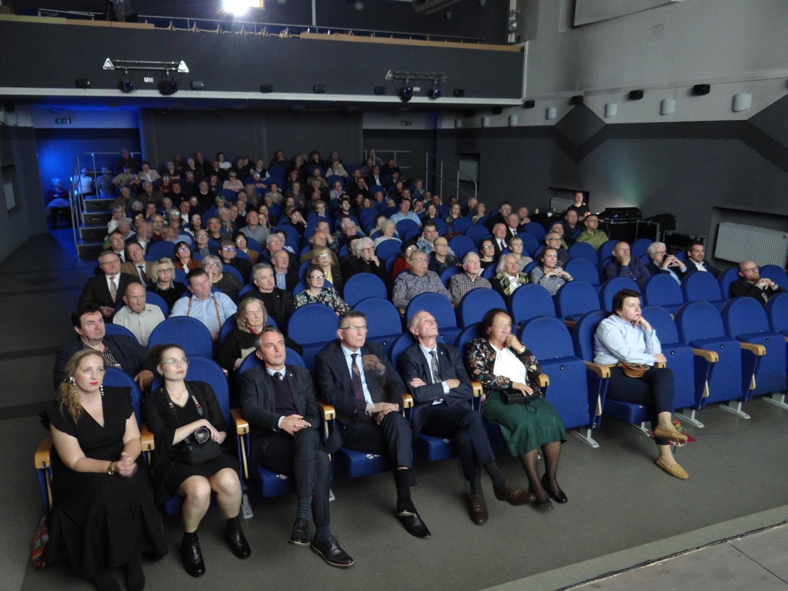Zdjęcie w galerii na portalu naszraciborz.pl: Nie da się pogodzić Trumpa z Harris. Film o włodarzach Raciborza po premierze  wiadomości z regionu
