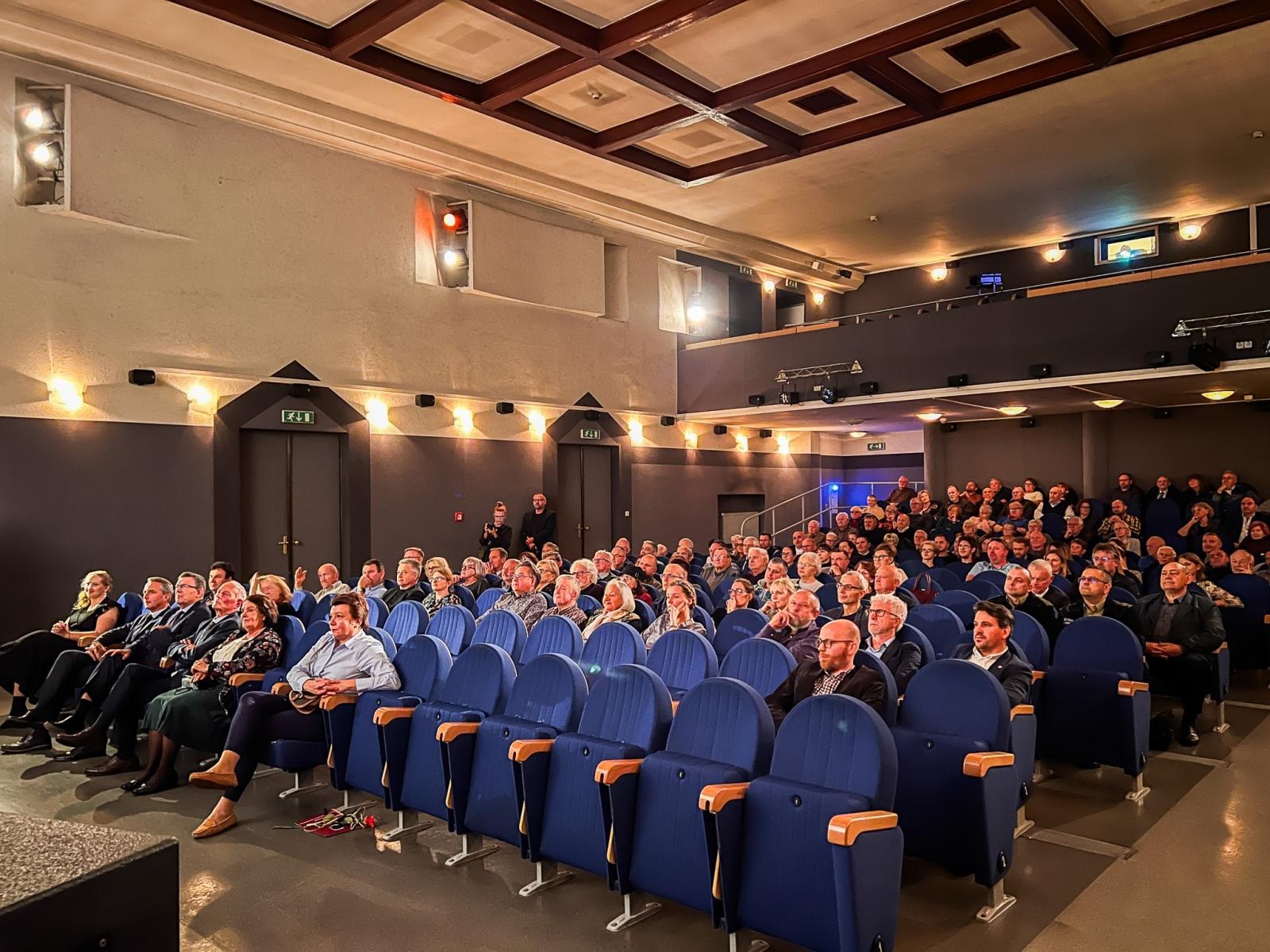 Zdjęcie w galerii na portalu naszraciborz.pl: Nie da się pogodzić Trumpa z Harris. Film o włodarzach Raciborza po premierze  wiadomości z regionu