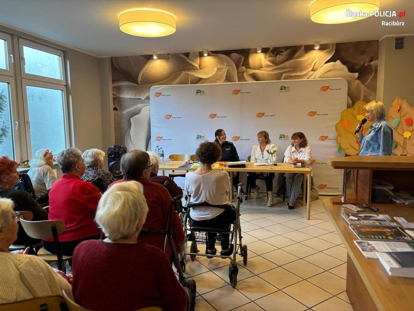 Zdjęcie w galerii na portalu naszraciborz.pl: Spotkanie z seniorami w DPS Złota Jesień wiadomości z regionu