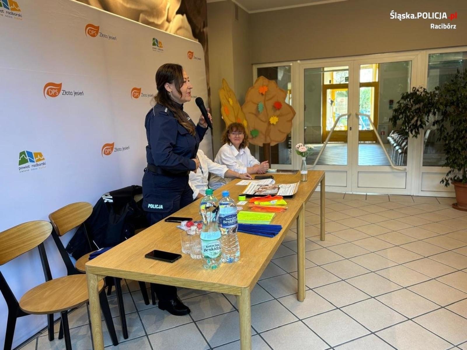 Zdjęcie w galerii na portalu naszraciborz.pl: Spotkanie z seniorami w DPS Złota Jesień wiadomości z regionu