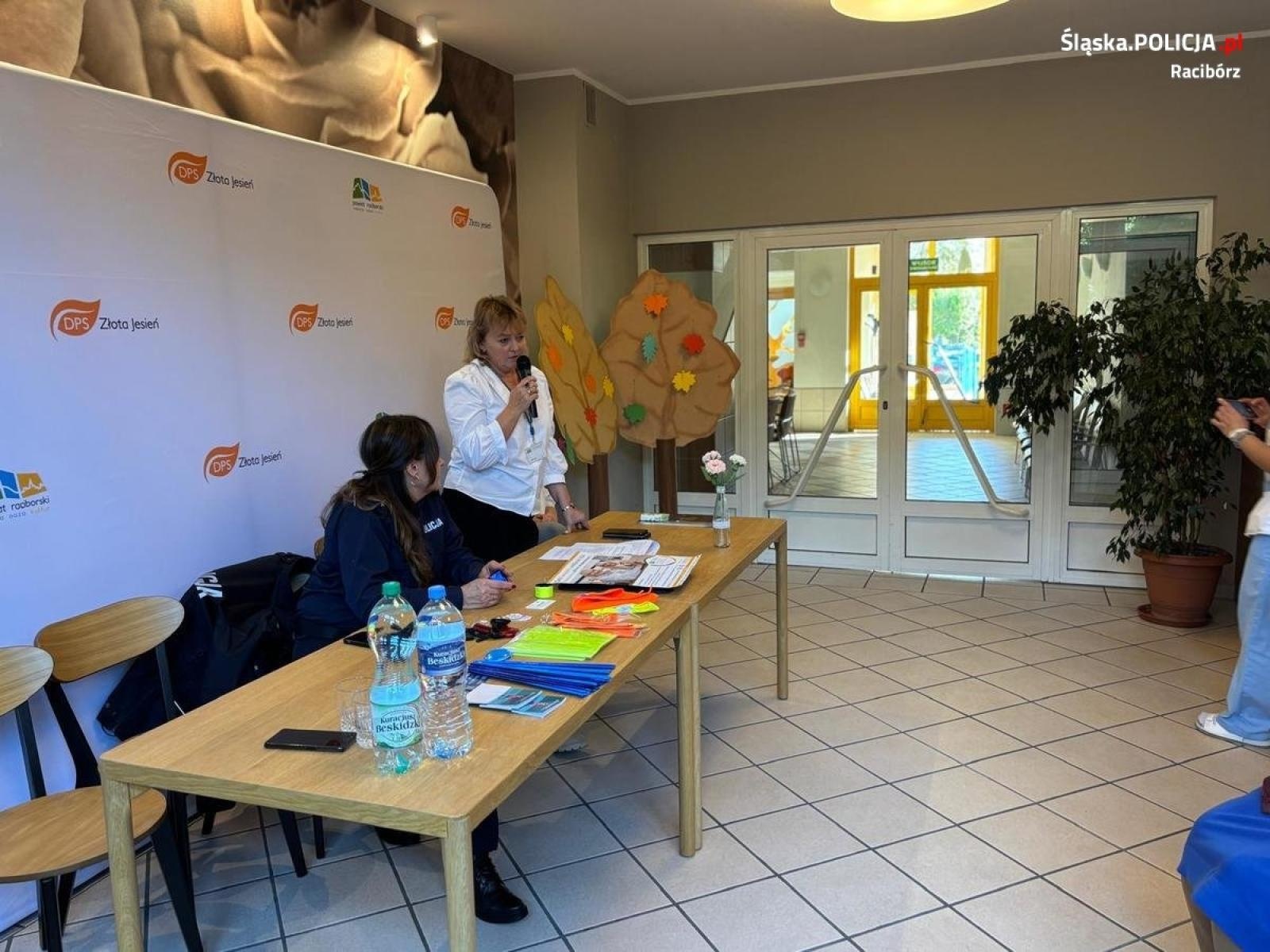 Zdjęcie w galerii na portalu naszraciborz.pl: Spotkanie z seniorami w DPS Złota Jesień wiadomości z regionu