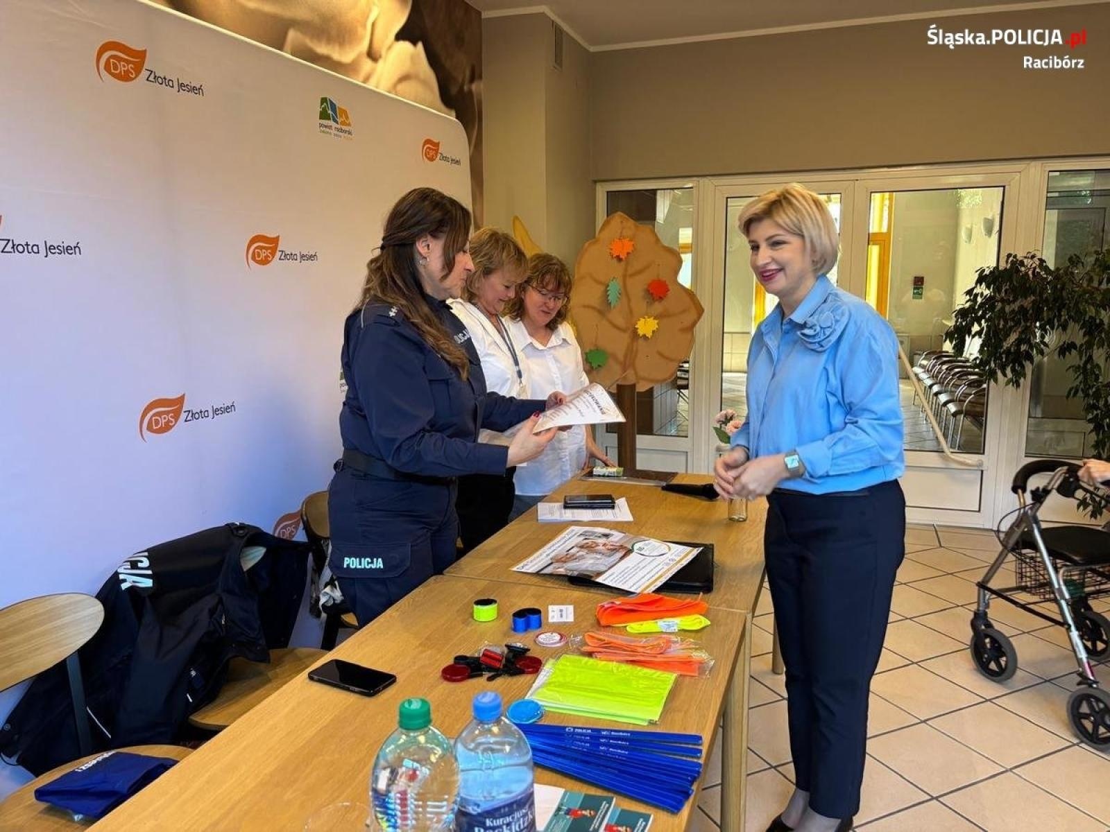 Zdjęcie w galerii na portalu naszraciborz.pl: Spotkanie z seniorami w DPS Złota Jesień wiadomości z regionu