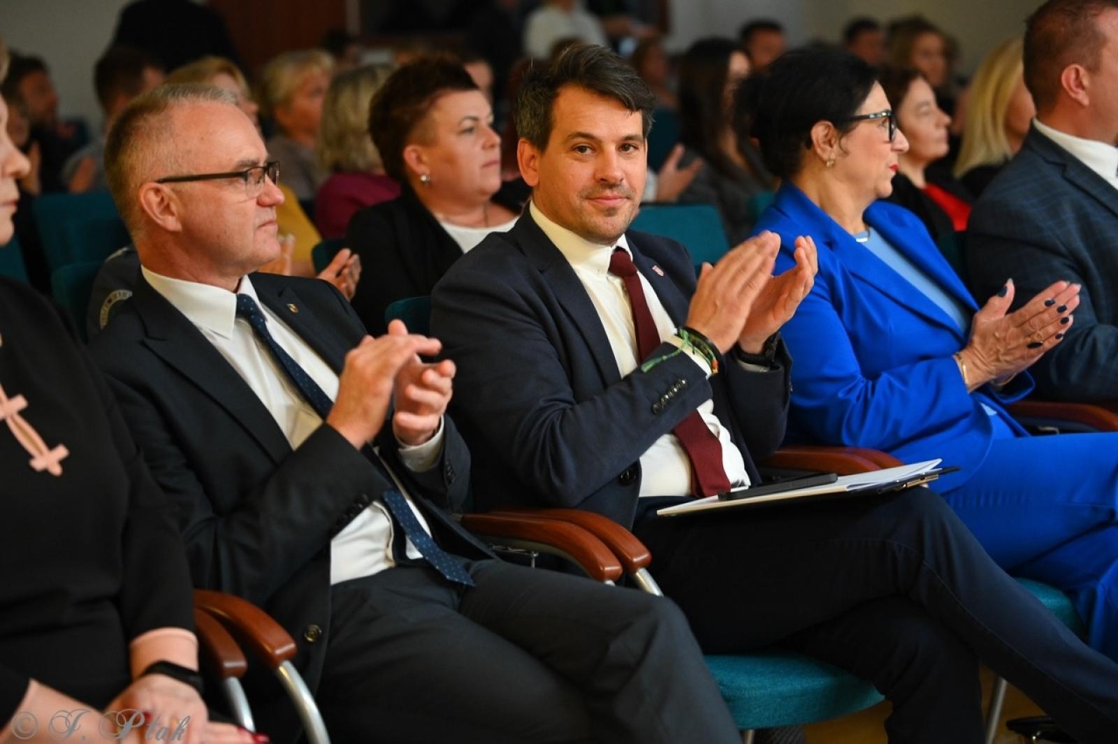 Zdjęcie w galerii na portalu naszraciborz.pl: Jubileusz 10-lecia Stowarzyszenia SPEKTRUM. Konferencja na Zamku Piastowskim wiadomości z regionu