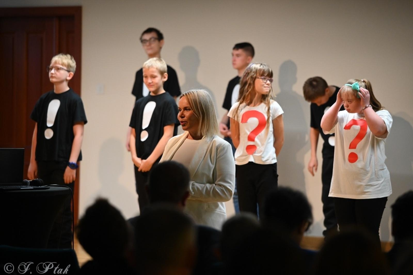 Zdjęcie w galerii na portalu naszraciborz.pl: Jubileusz 10-lecia Stowarzyszenia SPEKTRUM. Konferencja na Zamku Piastowskim wiadomości z regionu