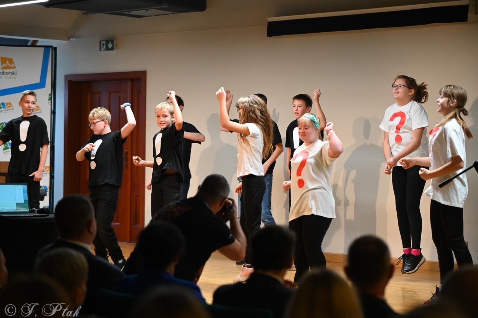 Zdjęcie w galerii na portalu naszraciborz.pl: Jubileusz 10-lecia Stowarzyszenia SPEKTRUM. Konferencja na Zamku Piastowskim wiadomości z regionu