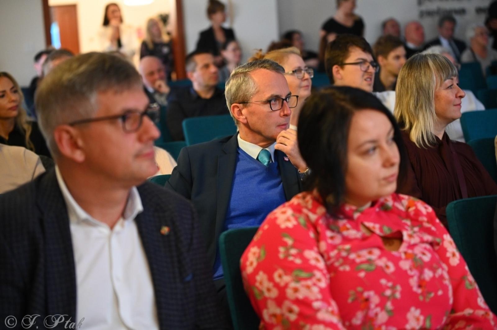 Zdjęcie w galerii na portalu naszraciborz.pl: Jubileusz 10-lecia Stowarzyszenia SPEKTRUM. Konferencja na Zamku Piastowskim wiadomości z regionu