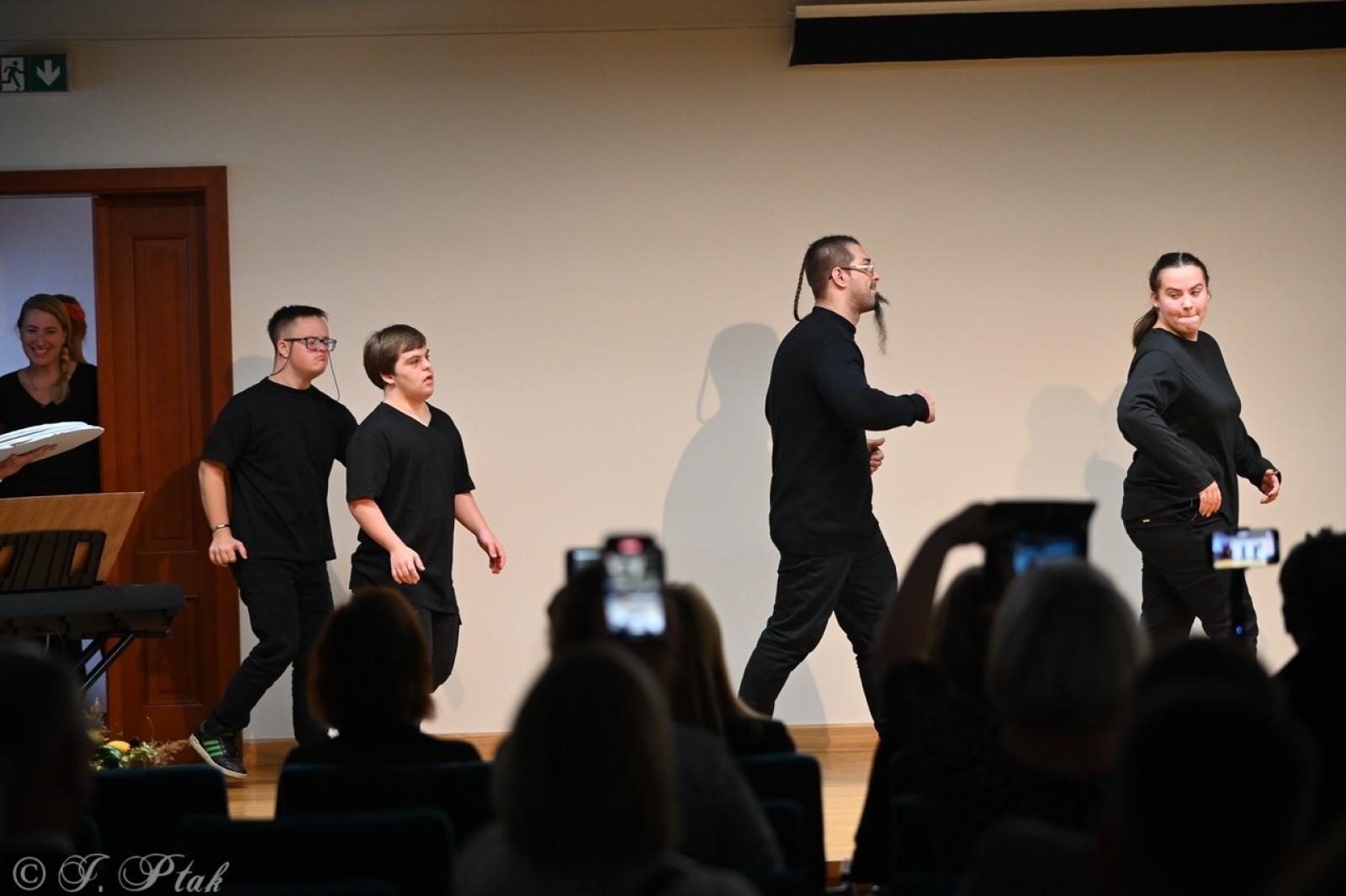 Zdjęcie w galerii na portalu naszraciborz.pl: Jubileusz 10-lecia Stowarzyszenia SPEKTRUM. Konferencja na Zamku Piastowskim wiadomości z regionu