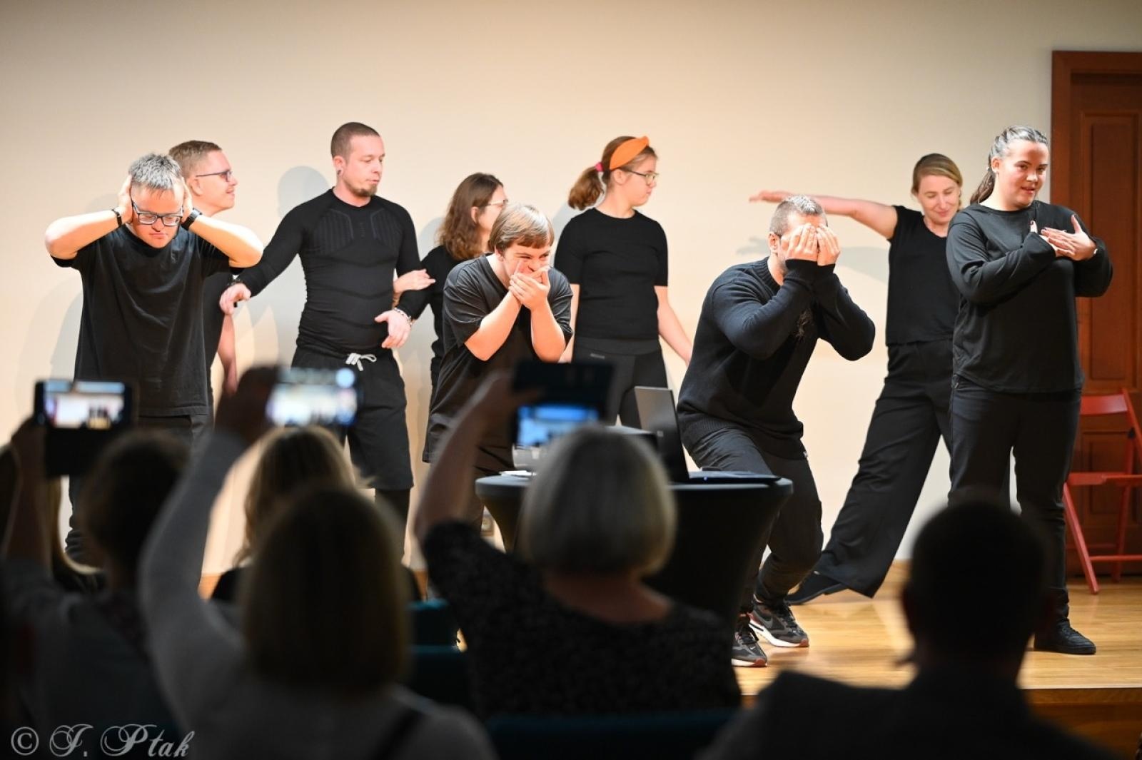 Zdjęcie w galerii na portalu naszraciborz.pl: Jubileusz 10-lecia Stowarzyszenia SPEKTRUM. Konferencja na Zamku Piastowskim wiadomości z regionu