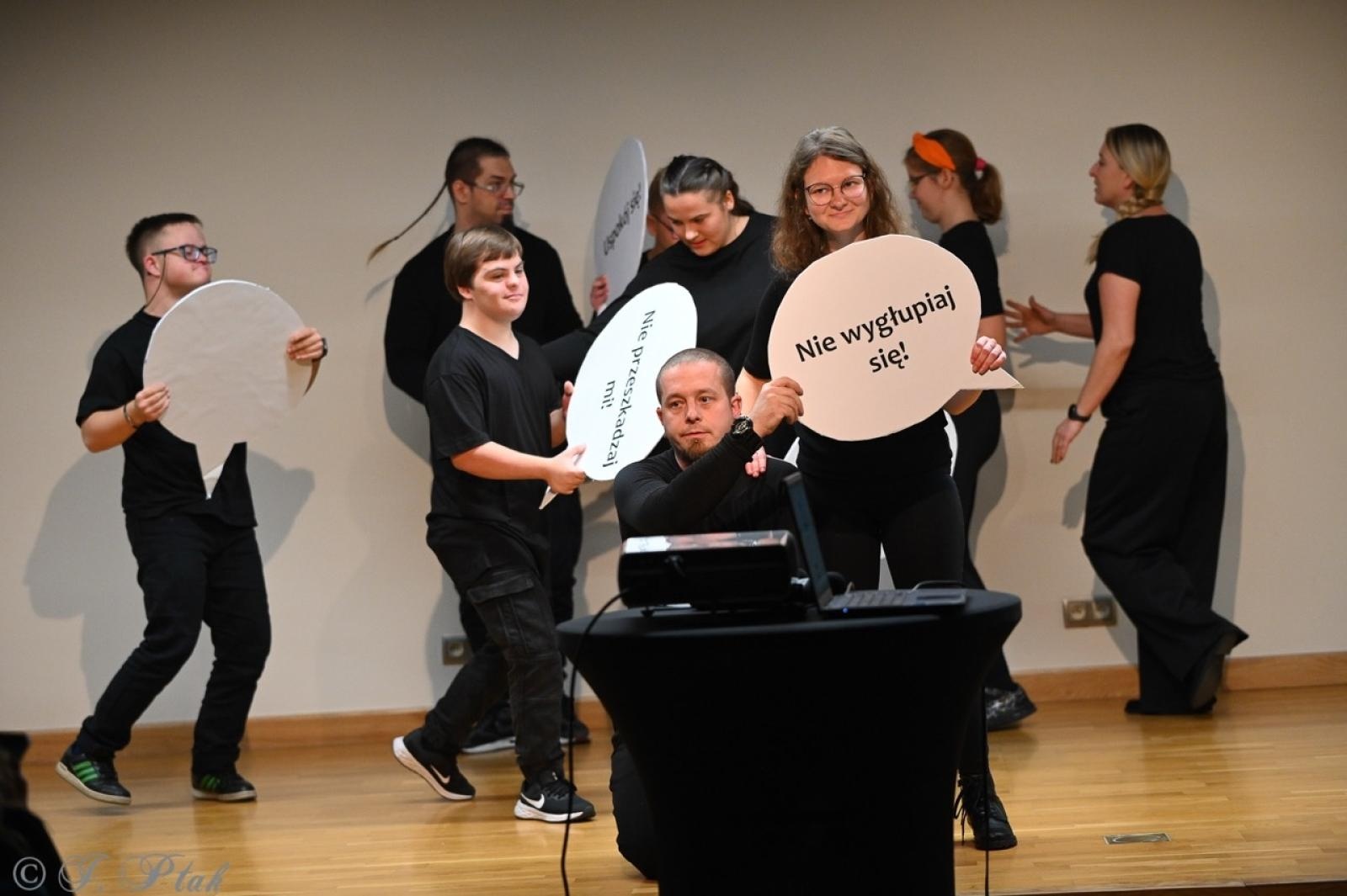 Zdjęcie w galerii na portalu naszraciborz.pl: Jubileusz 10-lecia Stowarzyszenia SPEKTRUM. Konferencja na Zamku Piastowskim wiadomości z regionu