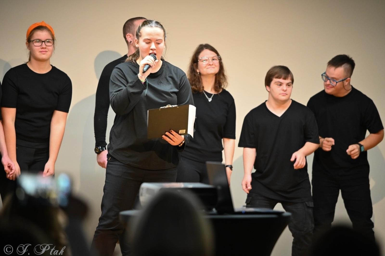 Zdjęcie w galerii na portalu naszraciborz.pl: Jubileusz 10-lecia Stowarzyszenia SPEKTRUM. Konferencja na Zamku Piastowskim wiadomości z regionu