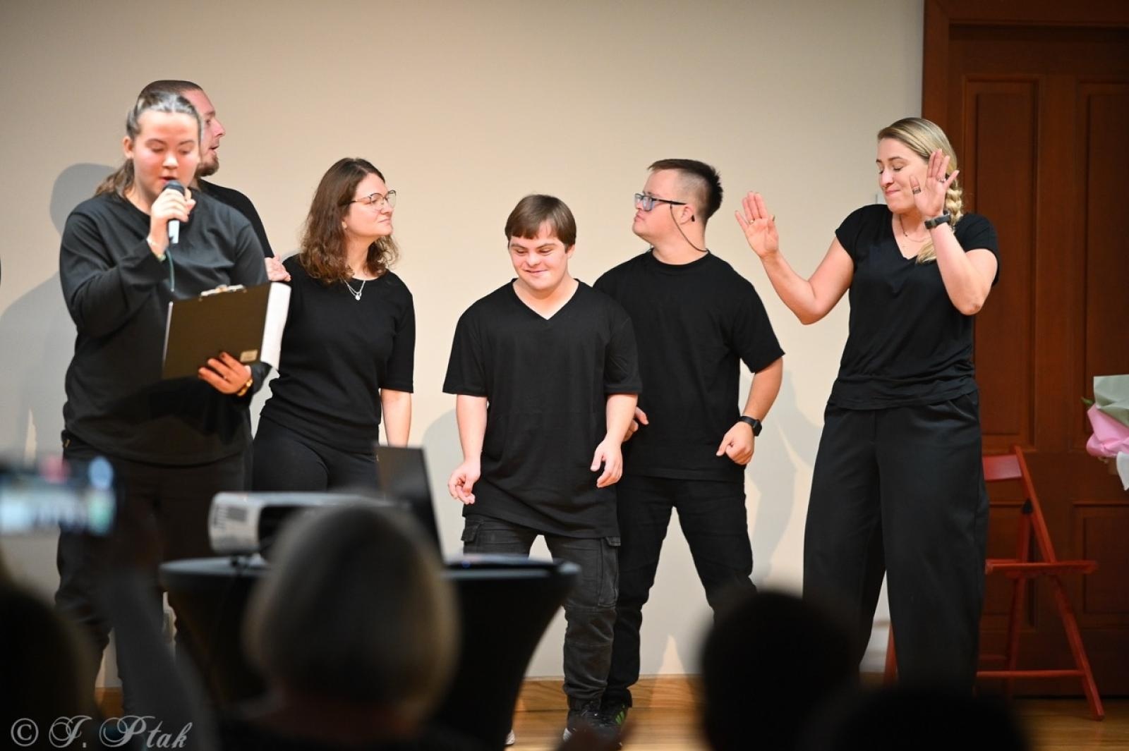 Zdjęcie w galerii na portalu naszraciborz.pl: Jubileusz 10-lecia Stowarzyszenia SPEKTRUM. Konferencja na Zamku Piastowskim wiadomości z regionu