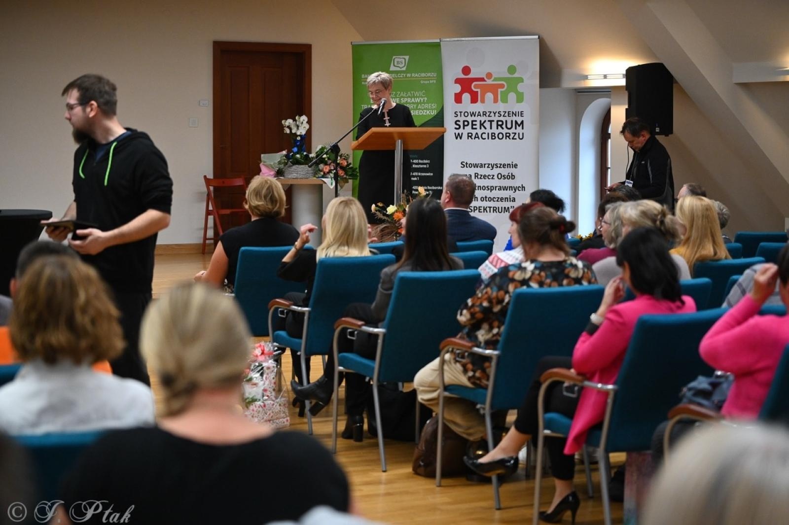 Zdjęcie w galerii na portalu naszraciborz.pl: Jubileusz 10-lecia Stowarzyszenia SPEKTRUM. Konferencja na Zamku Piastowskim wiadomości z regionu