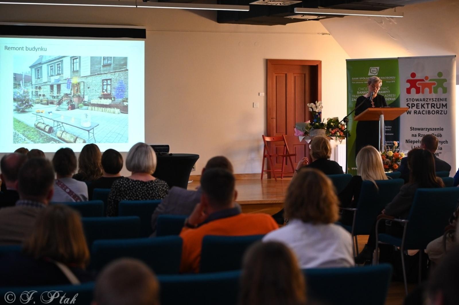 Zdjęcie w galerii na portalu naszraciborz.pl: Jubileusz 10-lecia Stowarzyszenia SPEKTRUM. Konferencja na Zamku Piastowskim wiadomości z regionu