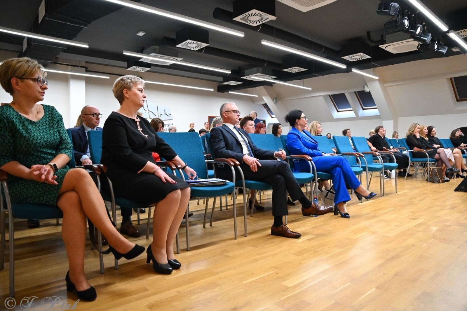 Zdjęcie w galerii na portalu naszraciborz.pl: Jubileusz 10-lecia Stowarzyszenia SPEKTRUM. Konferencja na Zamku Piastowskim wiadomości z regionu