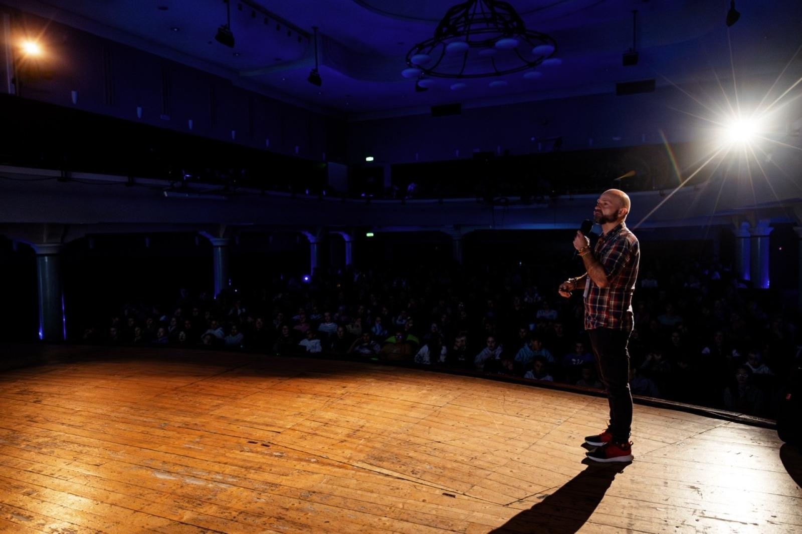 Zdjęcie w galerii na portalu naszraciborz.pl: WIATRAKI już kręcą. Ruszył raciborski festiwal podróżniczy [FOTO] wiadomości z regionu