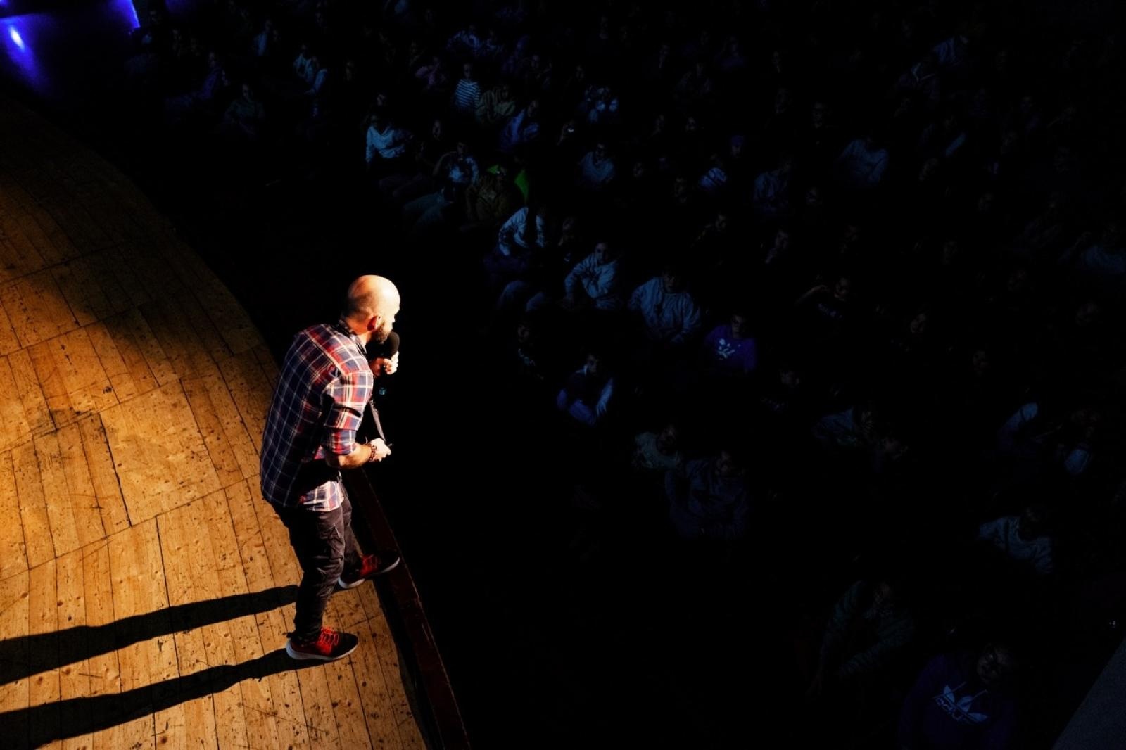 Zdjęcie w galerii na portalu naszraciborz.pl: WIATRAKI już kręcą. Ruszył raciborski festiwal podróżniczy [FOTO] wiadomości z regionu