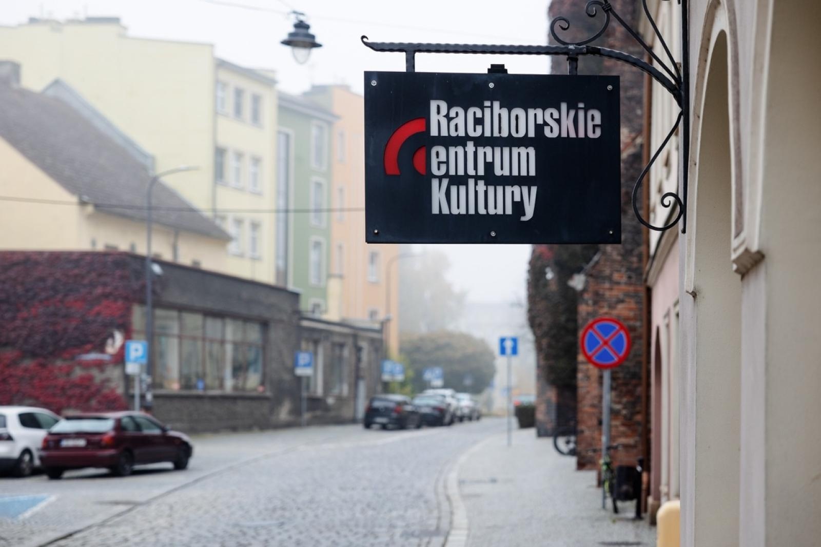Zdjęcie w galerii na portalu naszraciborz.pl: WIATRAKI już kręcą. Ruszył raciborski festiwal podróżniczy [FOTO] wiadomości z regionu