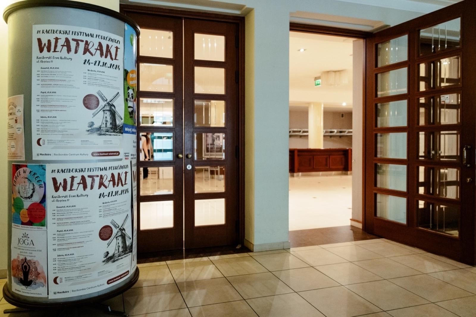 Zdjęcie w galerii na portalu naszraciborz.pl: WIATRAKI już kręcą. Ruszył raciborski festiwal podróżniczy [FOTO] wiadomości z regionu