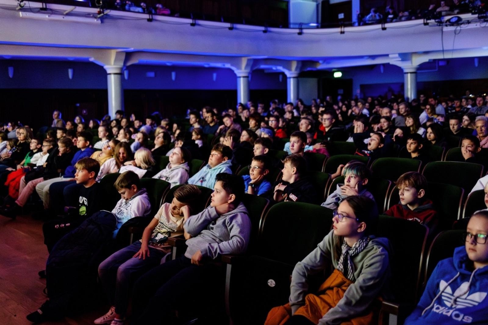 Zdjęcie w galerii na portalu naszraciborz.pl: WIATRAKI już kręcą. Ruszył raciborski festiwal podróżniczy [FOTO] wiadomości z regionu
